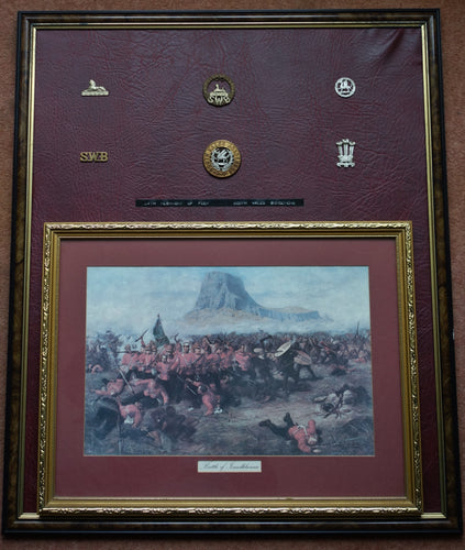 LARGE FRAMED DISPLAY OF ISANDLWANA PRINT AND SOUTH WALES BORDERERS BADGES